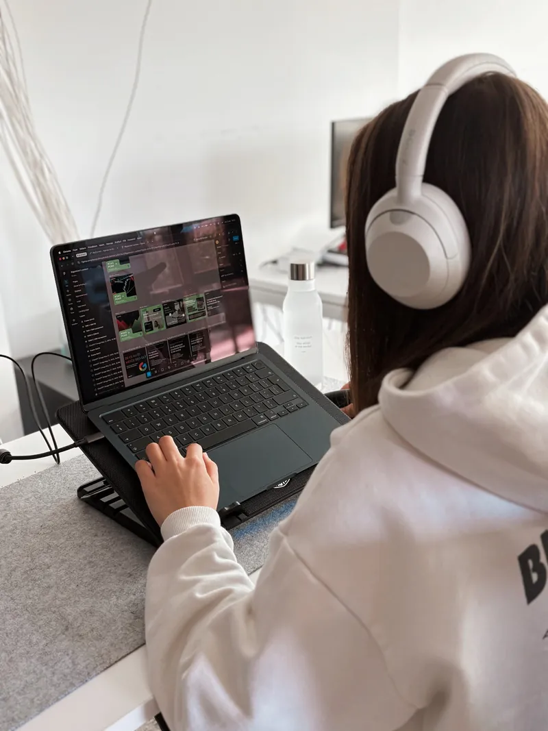 Designer BigConvert lucrând pe laptop la creative despre ROAS și POAS