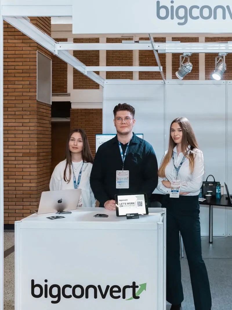 Trei colegi BigConvert la standul agenției de la Expo Retail 2026
