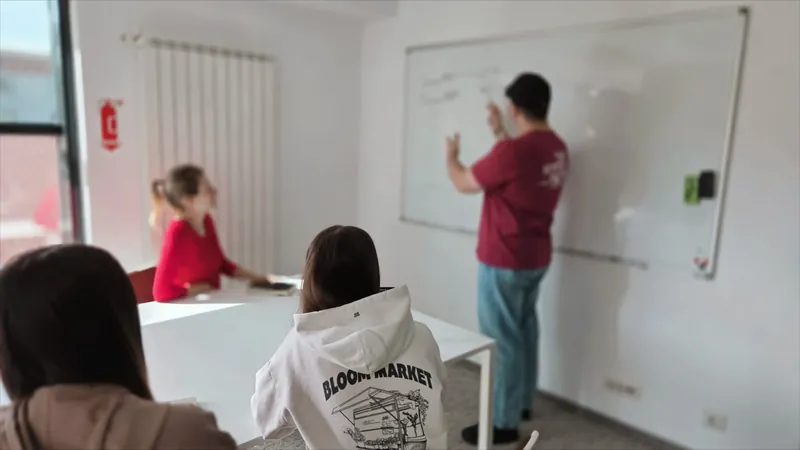 Training intern BigConvert la whiteboard, în sala de ședințe