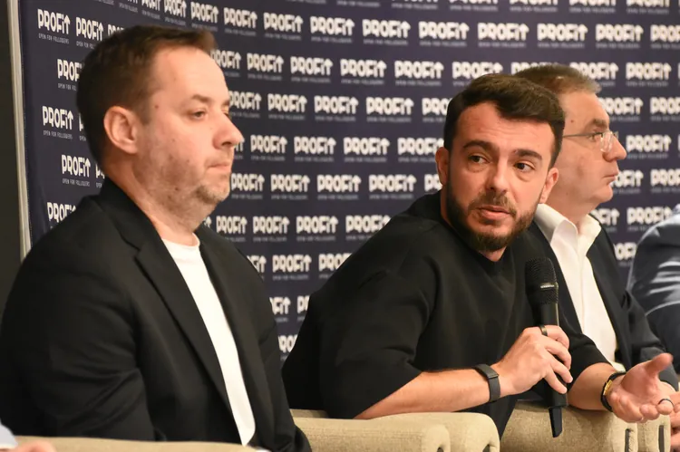 Ovidiu Golea, co-fondator BigConvert, într-un panel de discuții la o conferință de business