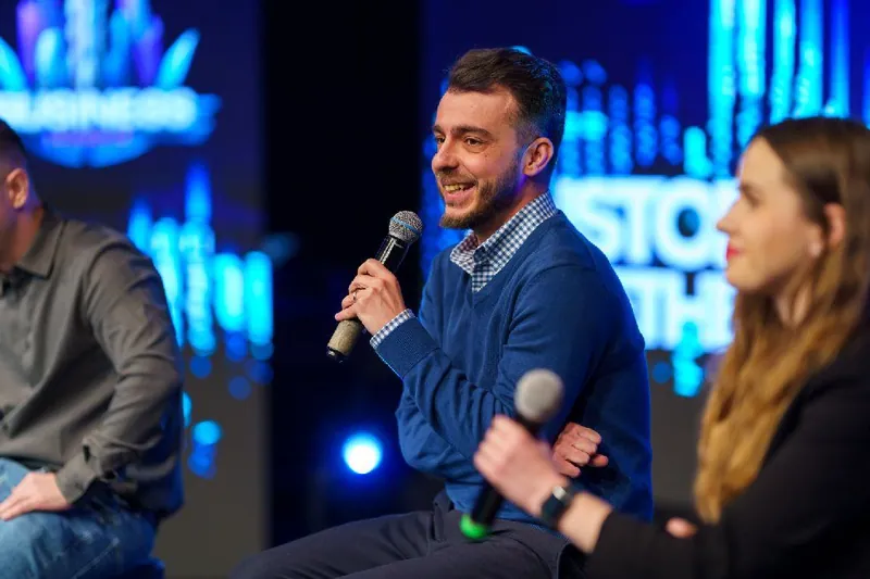 Ovidiu Golea, co-fondator BigConvert, vorbind pe scenă la un eveniment de business