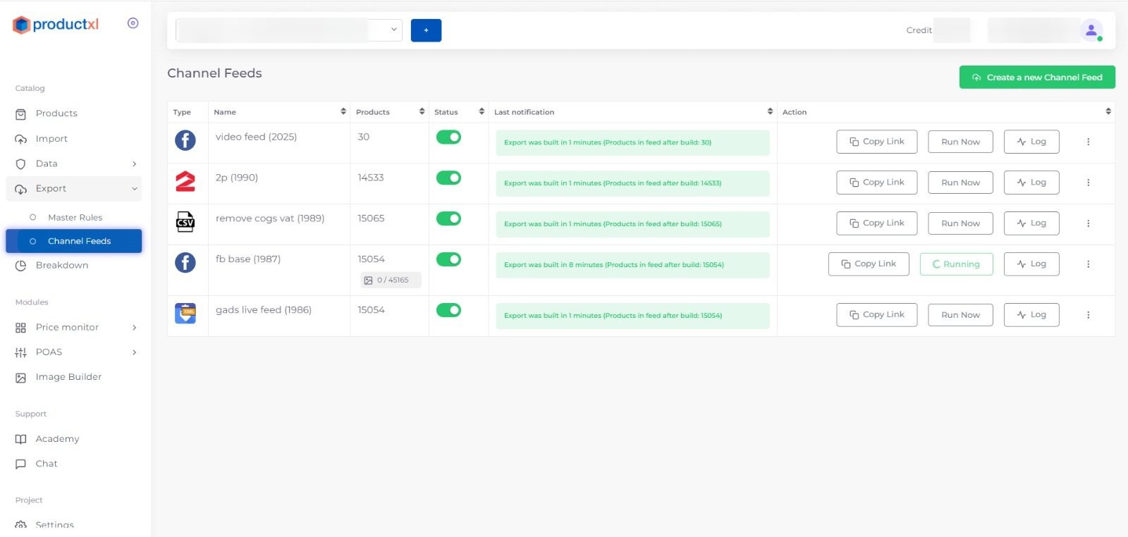 Vizualizarea Feed-uri pe canale din ProductXL: feed-uri separate pentru Meta, Google, CSV și video care rulează în paralel, fiecare cu numărul de produse, un buton de status pornit/oprit, ultima notificare de build și acțiunile Copy Link, Run Now și Log. Detaliile clientului și ale contului sunt estompate.